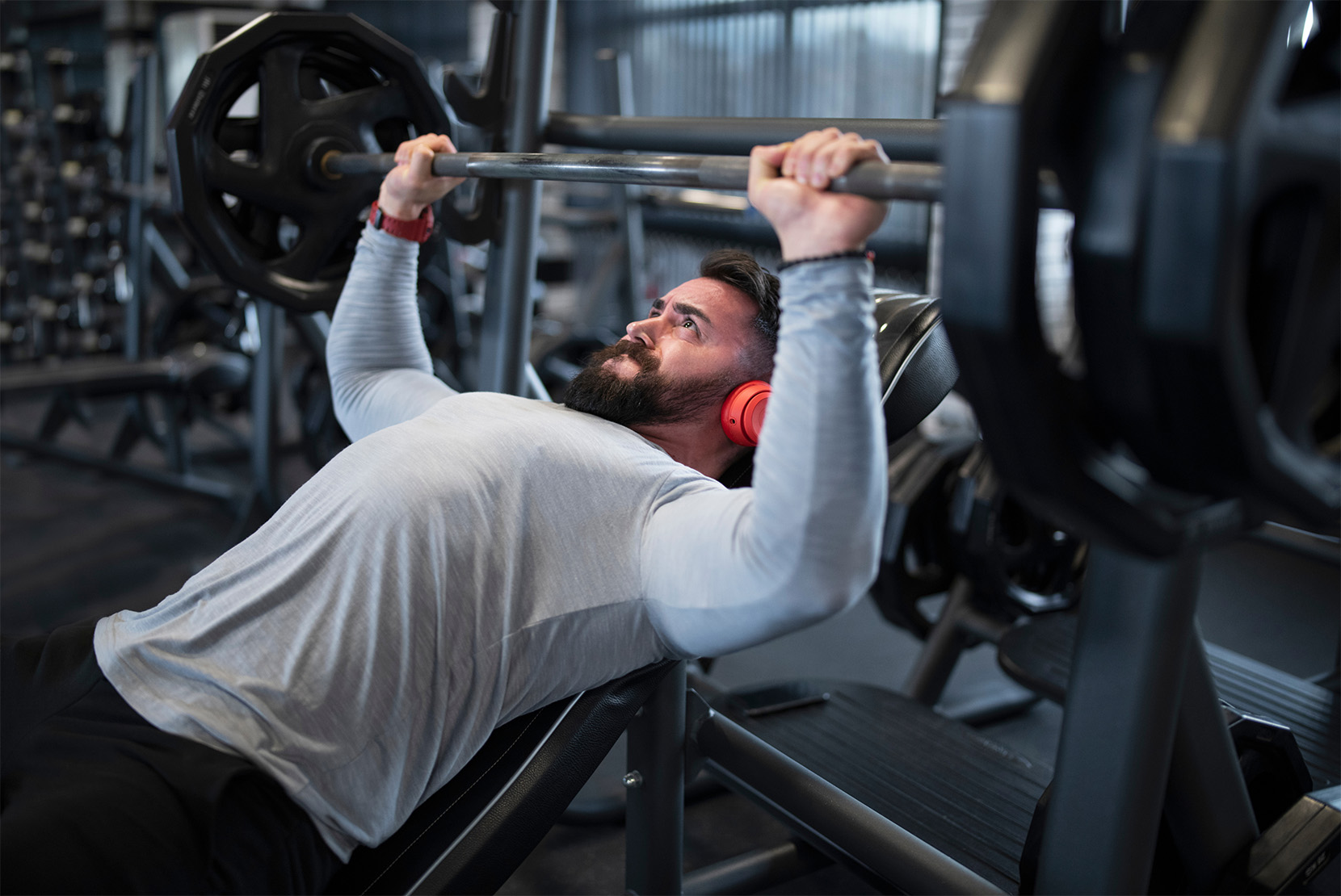 muž-bench-press-slúchadlá-fitness
